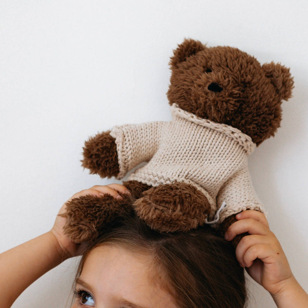 Milo Bear, Medium